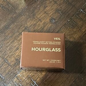 Hourglass Veil Setting Powder in Brown Box